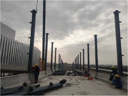 北控汽车坡道钢柱吊装焊接